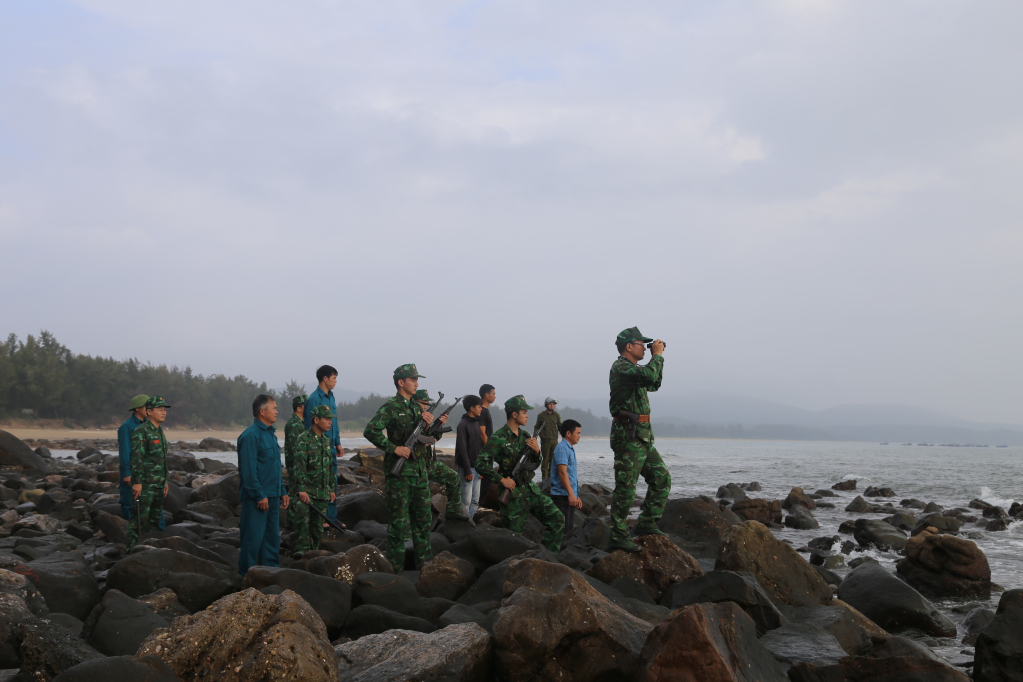CBCS Đồn BP cửa khẩu Cảng Vạn Gia phối hợp với các lực lượng trên địa bàn xã Vĩnh Thực tuần tra bảo vệ chủ quyền, an ninh vùng biển