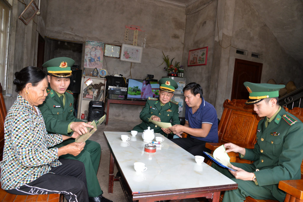 Cán bộ Đồn BPCK Hoành Mô tuyên truyền pháp luật cho người dân thôn Nà Sa, xã Hoành Mô (huyện Bình Liêu) 