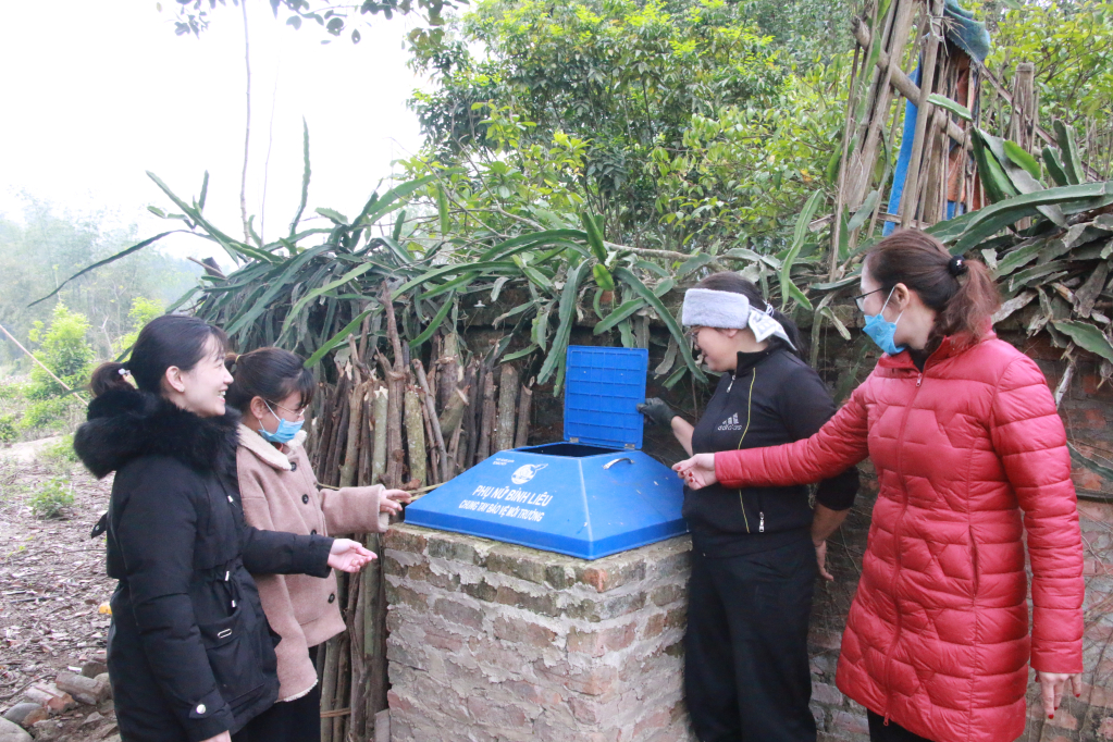 Hội phụ nữ xã Vô Ngại tuyên truyền các hộ dân thực hiện mô hình hố ủ phân góp phần phân loại rác thải từ nguồn bảo vệ môi trường. 