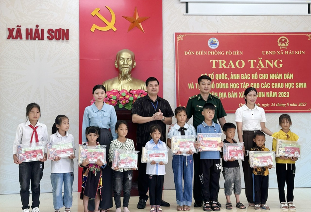 Thiếu tá Trần Đại Dương, Chính trị viên Đồn BP Pò Hèn trao tặng quà cho học sinh có hoàn cảnh khó khăn xã Hải Sơn (TP Móng Cái) nhân dịp năm học mới.