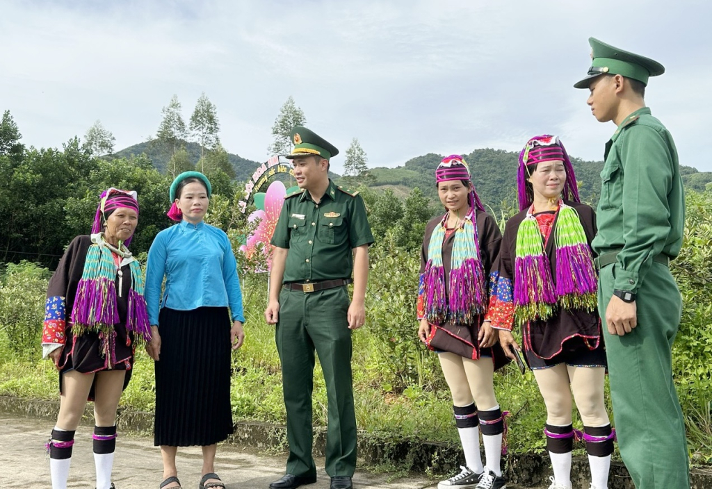 Thiếu tá Trần Đại Dương tuyên truyền người dân xã Hải Sơn (Tp Móng Cái) bảo vệ chủ quyền biên giới Tổ quốc.