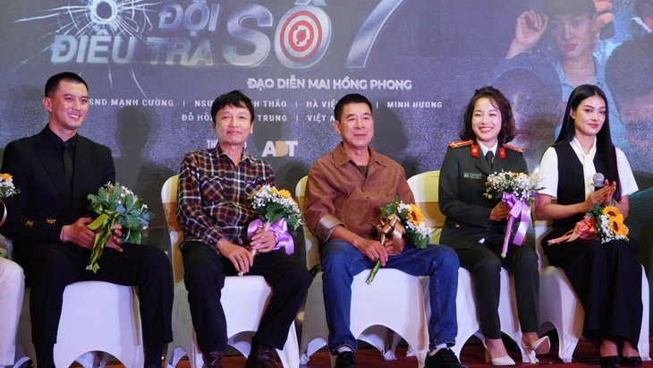 Từ trái qua: diễn viên Hà Việt Dũng, đạo diễn Mai Hồng Phong, NSƯT Tạ Minh Thảo, diễn viên Minh Hương, Đỗ Hòa - Ảnh: BTC