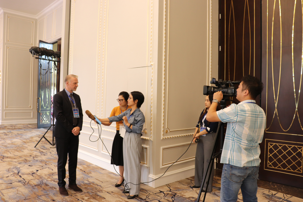 Phóng viên Trung tâm truyền thông tỉnh Quảng Ninh phỏng vấn ong Christian Manhart, Trưởng đại diện UNESCO tại Việt Nam tại Diễn đàn du lịch liên khu vực Đông Á (EATOF) lần thứ 17, tháng 10/2022.