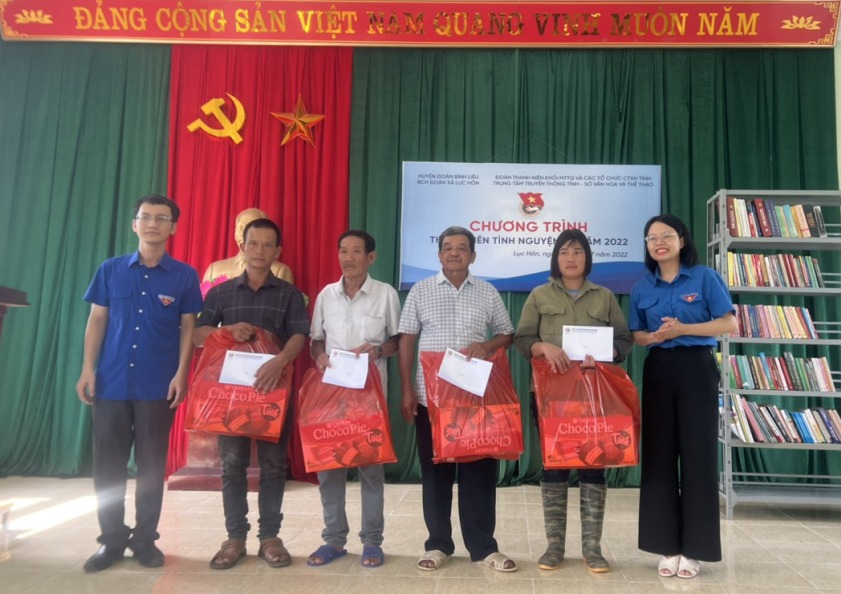 Đoàn TN tổ chức tình nguyện thăm tabwgj quà hộ dân khó khăn tại xã Lục Hồn