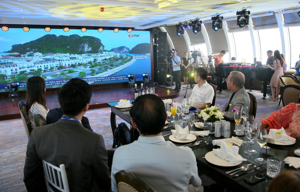 Các vị đại biểu Hội nghị Nghị sĩ trẻ toàn cầu lần thứ 9 chăm chú theo dõi clip giới thiệu, quảng bá về tỉnh Quảng Ninh do Trung tâm Truyền thông tỉnh xây dựng, tháng 9/2023