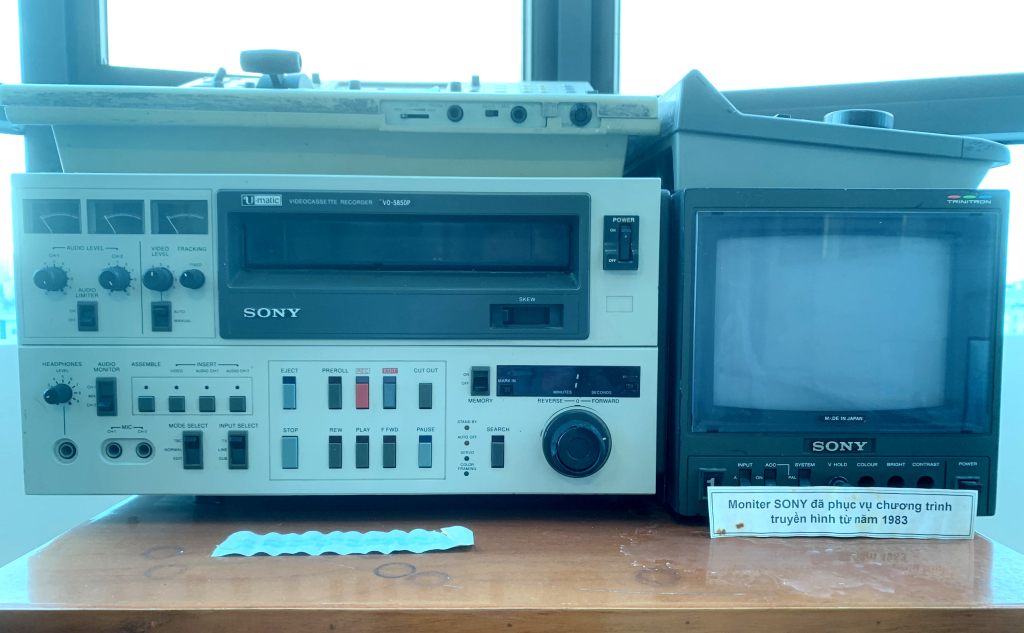 Một số thiết bị sản xuất truyền hình năm 1983 được lưu giữ lại tại phòng truyền thống Trung tâm Truyền thông tỉnh Quảng Ninh. Ảnh: Mạnh Trường