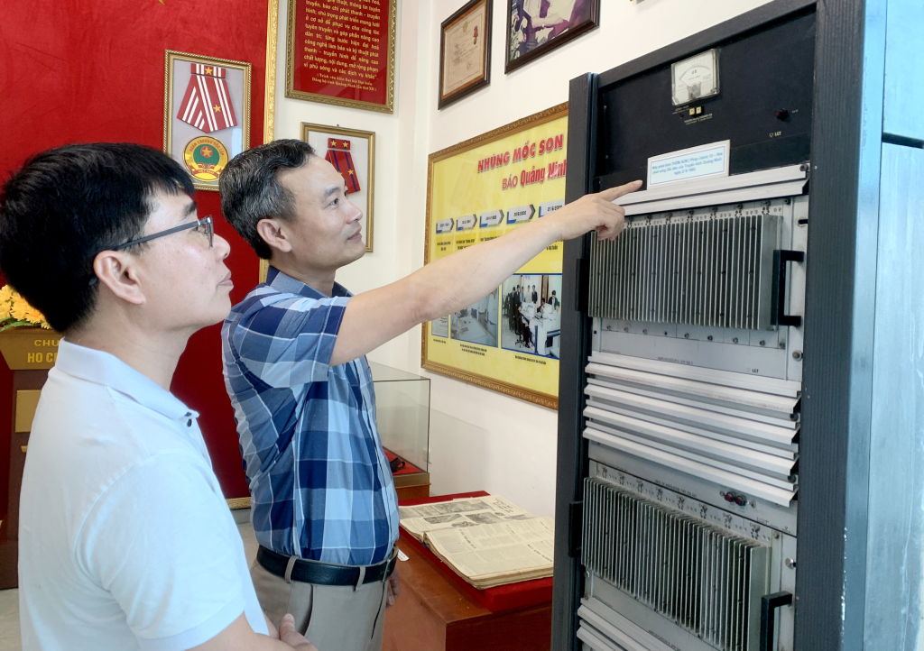 Máy phát hình Thomson sản xuất tại Pháp được lưu giữ tại Phòng truyền thống Trung tâm Truyền thông tỉnh Quảng Ninh. Ảnh: Mạnh Trường