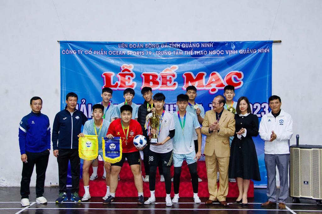 Lãnh đạo Liên đoàn Bóng đá Quảng Ninh và Trung tâm Thể thao Ngọc Vịnh Quảng Ninh trao Cúp vô địch Futsan trẻ năm 2023 cho Đội Lớp 11A11 Trường TH, THCS & THPT Lê Thánh Tông (TP Hạ Long)