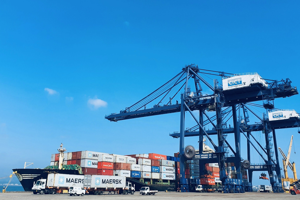 Doanh nghiệp có nhiều cơ hội gia tăng kim ngạch xuất khẩu nếu tận dụng tốt FTA ( Hoạt động bốc xếp hàng hóa tại cảng container quốc tế Cái Lân).