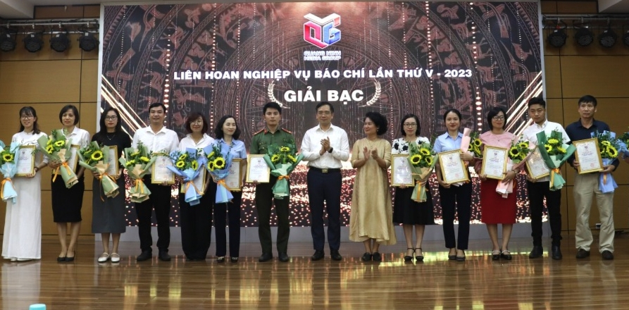 Phóng viên Đoàn Thúy Loan, Trung tâm TT&VH Ba Chẽ (thứ 5, từ phải sang) nhận giải Bạc Liên hoan nghiệp vụ báo chí tỉnh năm 2023.