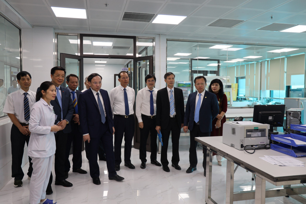 Các đồng chí lãnh đạo tỉnh cùng Tập đoàn Công nghiệp Than - Khoáng sản tham quan cơ sở vật chất và trang thiết bị Bệnh viện Phổi Quảng Ninh. Ảnh: Thu Chung