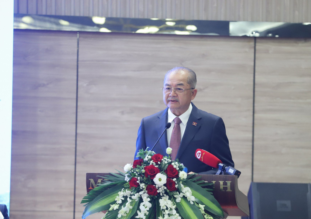 Đồng chí Kì-kẹo Khảy-khăm-phị-thun, Ủy viên Bộ Chính trị, Phó Thủ tướng Chính phủ nước Cộng hòa Dân chủ Nhân dân Lào, phát biểu đề dẫn tại hội thảo.