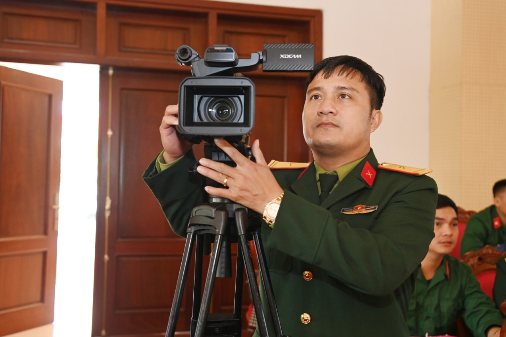 Cộng tác viên Nguyễn Văn Đảm ghi hình tại Hội nghị do Bộ Chỉ huy quân sự tỉnh tổ chức.