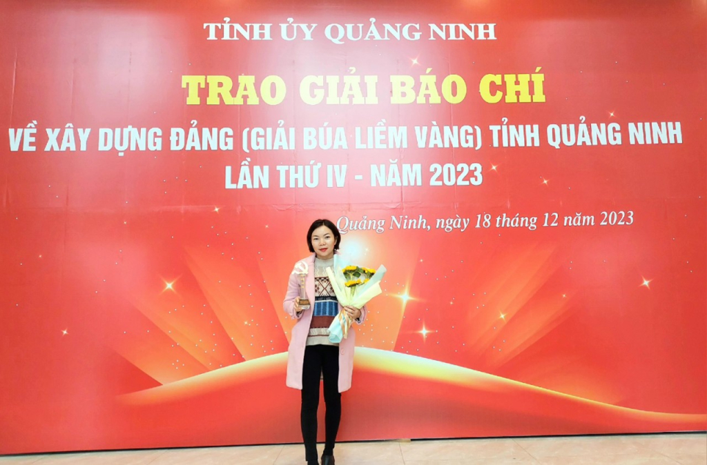 CTV La Thị Lành tại lễ trao giải búa liềm vàng tỉnh Quảng Ninh năm 2023.