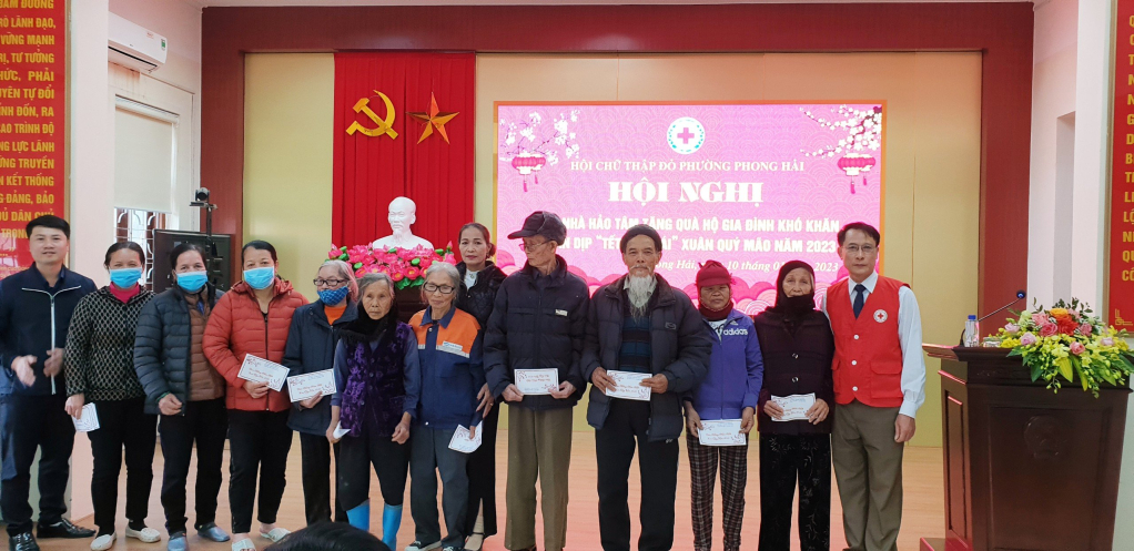 Nhiều phần quà ủng hộ các gia đình chính sách, hoàn cảnh khó khăn có sự chung tay đóng góp của kiều bào quê Quảng Ninh 