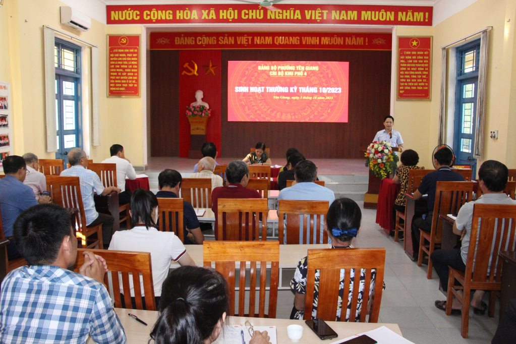 Chi bộ khu 4, phường Yên Giang tổ chức sinh hoạt chi bộ thường kỳ.