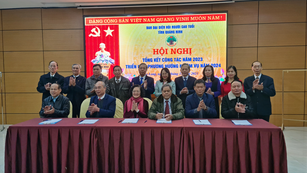 Ban Đại diện Hội NCT tỉnh ký kết giao ước thi đua với các cơ sở Hội trong tỉnh.