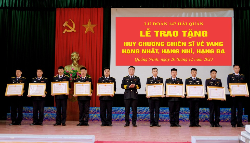 Thủ trưởng Lữ đoàn trao tặng các cá nhân Huy chương Chiến sĩ vẻ vang hạng Nhất, Nhì, Ba.