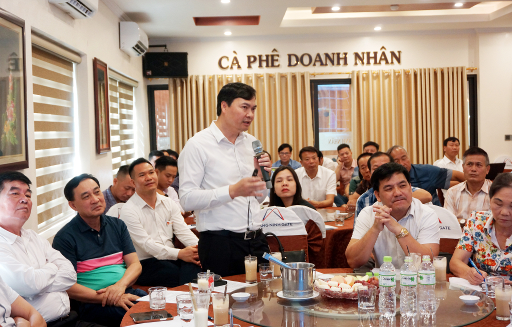 Lãnh đạo UBND TX Đông Triều trả lời những vướng mắc của doanh nghiệp tại buổi Café Doanh nhân ngày 3/6/2023.