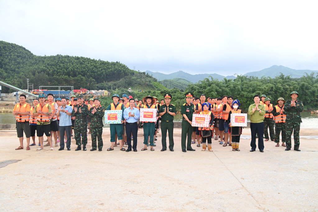 Lãnh đạo Bộ CHQS tỉnh tặng quà, động viên lực lượng thực binh tham gia diễn tập PCTT - TKCN và phòng thủ dân sự huyện Ba Chẽ