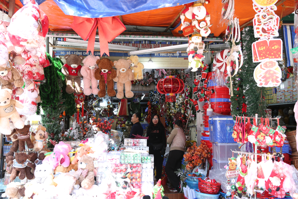 phụ kiện trang trí phục vụ Giáng sinh được bày bán tại nhiều cửa hàng trên các tuyến phố, chợ, trung tâm mua sắm.