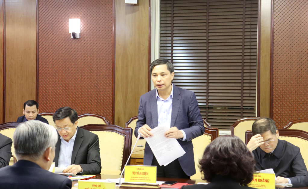 Đồng chí Vũ Văn Diện, Phó Chủ tịch UBND tỉnh, báo cáo kết quả thực hiện Nghị quyết số 18-NQ/TU ngày 02/10/2019 của Ban Chấp hành Đảng bộ tỉnh.