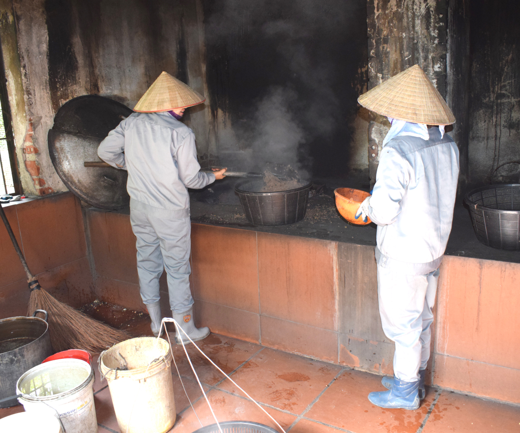 Công việc của các chị ngày 2 buổi nấu những chảo cơm to cho khỉ