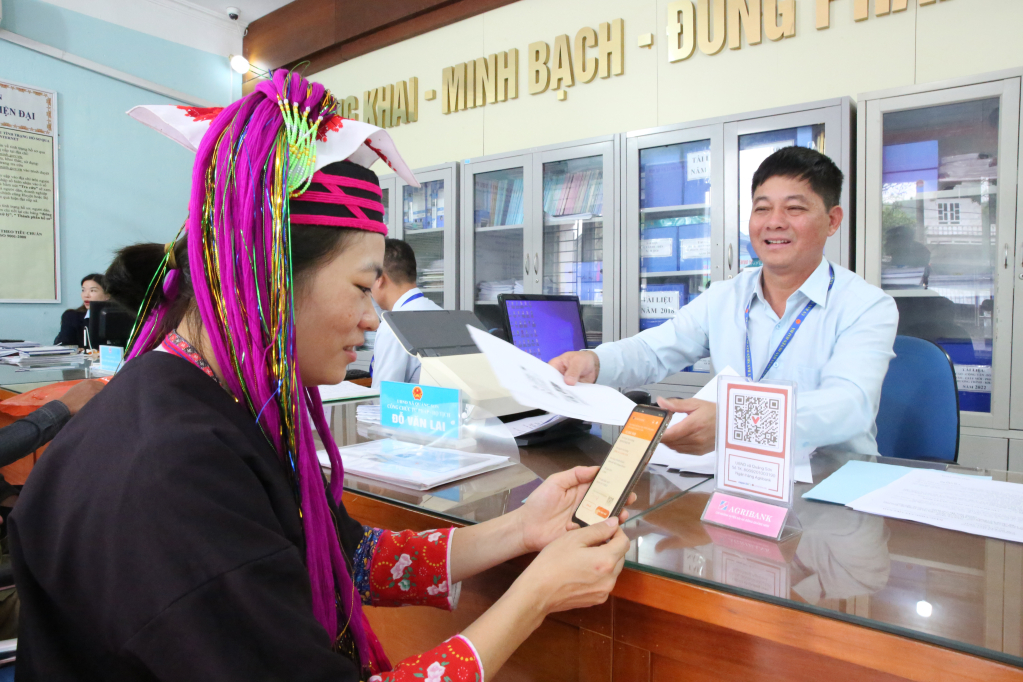 Người dân làm thủ tục hành chính tại bộ phận một cửa xã Quảng Sơn, huyện Hải Hà.