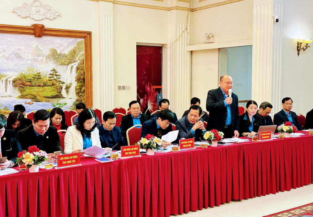 Đồng chí Bùi Minh Thanh, Phó Chủ tịch Thường trực LĐLĐ tỉnh Quảng Ninh phát biểu tại hội nghị.