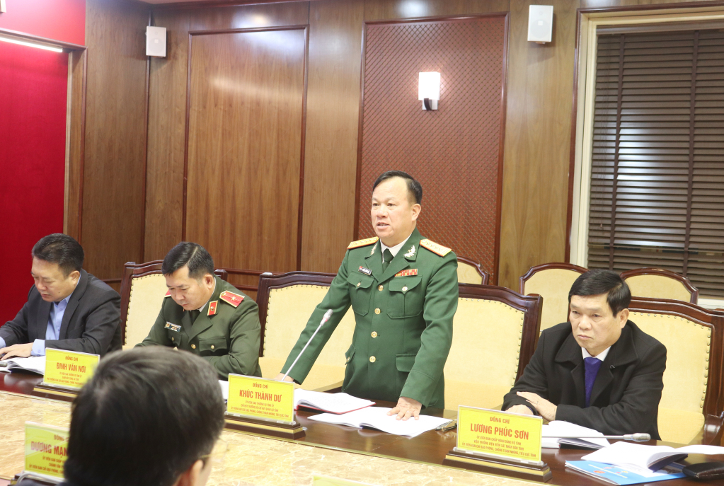 Đại tá Khúc Thành Dư, Chỉ huy trưởng Bộ Chỉ huy Quân sự tỉnh phát bieur tại phiên họp.
