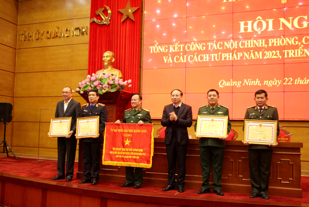 Đồng chí Nguyễn Xuân Ký, Bí thư Tỉnh ủy, Chủ tịch HĐND tỉnh, tặng Cờ, Bằng khen cho các tập thể có thành tích xuất sắc trong phong trào thi đua năm 2023.