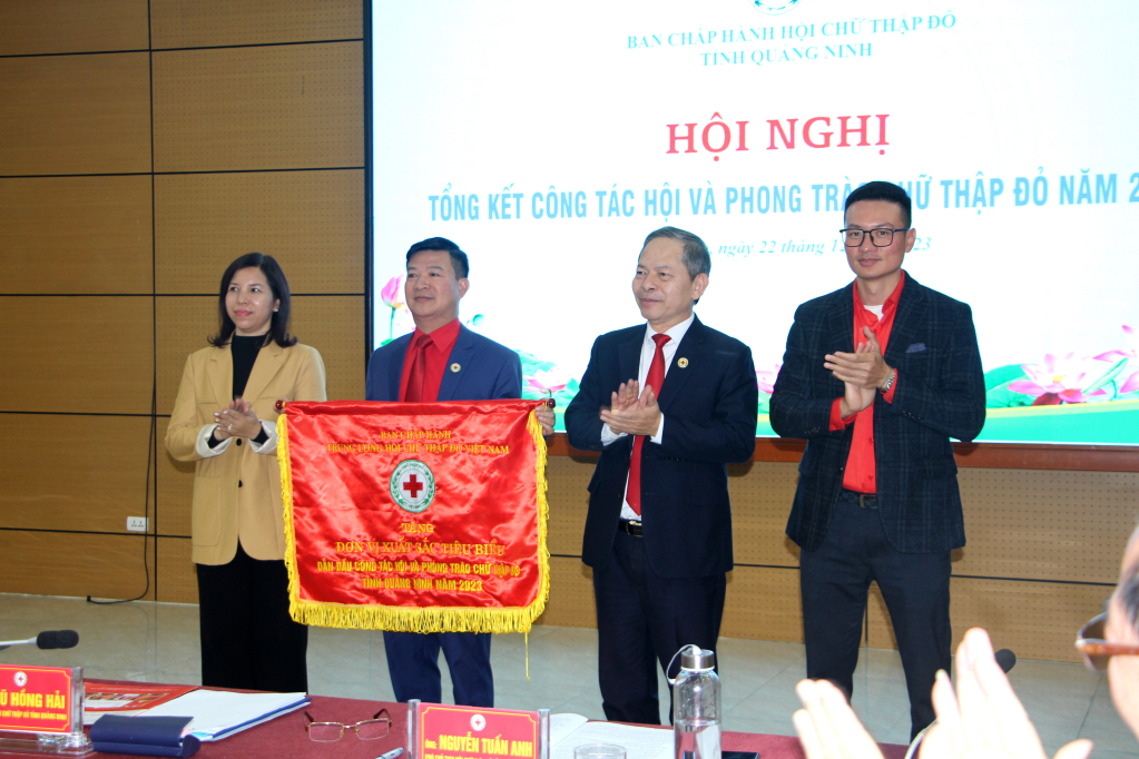 Hội Chữ thập đỏ TP Hạ Long nhận Cờ thi đua đơn vị xuất sắc tiêu biểu dẫn đầu công tác Hội và phong trào Chữ thập đỏ của Trung ương Hội Chữ thập đỏ Việt Nam.