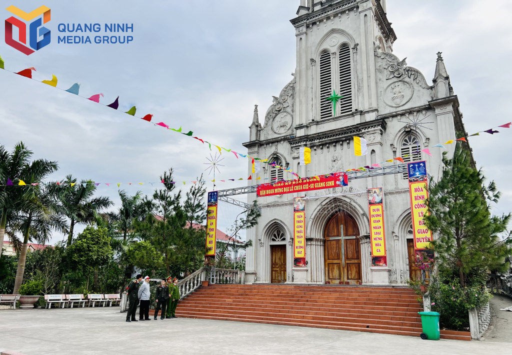 Công an TX Đông Triều thăm hỏi, động viên chức sắc, chức việc Nhà thờ Giáo xứ Đạo Dương, xã Bình Dương.