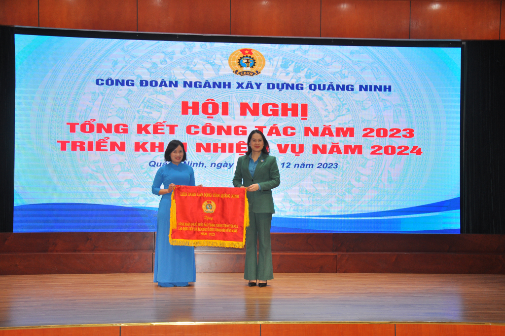 Đồng chí Hoàng Thị Hồng Phấn, Phó Chủ tịch LĐLĐ tỉnh tặng cờ thi đua cho Công đoàn Công ty CP Xây dựng và phát triển đô thị Miền Đông.
