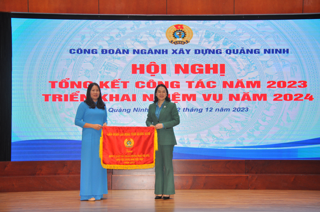 ... và cờ thi đua chuyên đề 