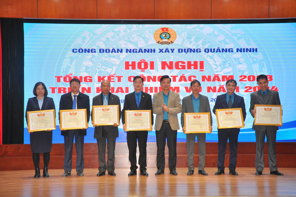 LĐLĐ tỉnh tặng bằng khen toàn diện cho các tập thể, cá nhân có thành tích xuất sắc.