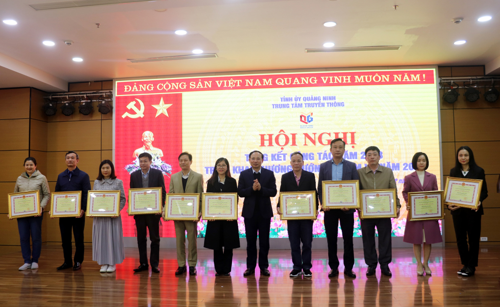 Đồng chí Nguyễn Xuân Ký, Ủy viên Trung ương Đảng, Bí thư Tỉnh ủy, Chủ tịch HĐND tỉnh, trao Bằng khen của UBND tỉnh cho các tập thể lao động xuất sắc.