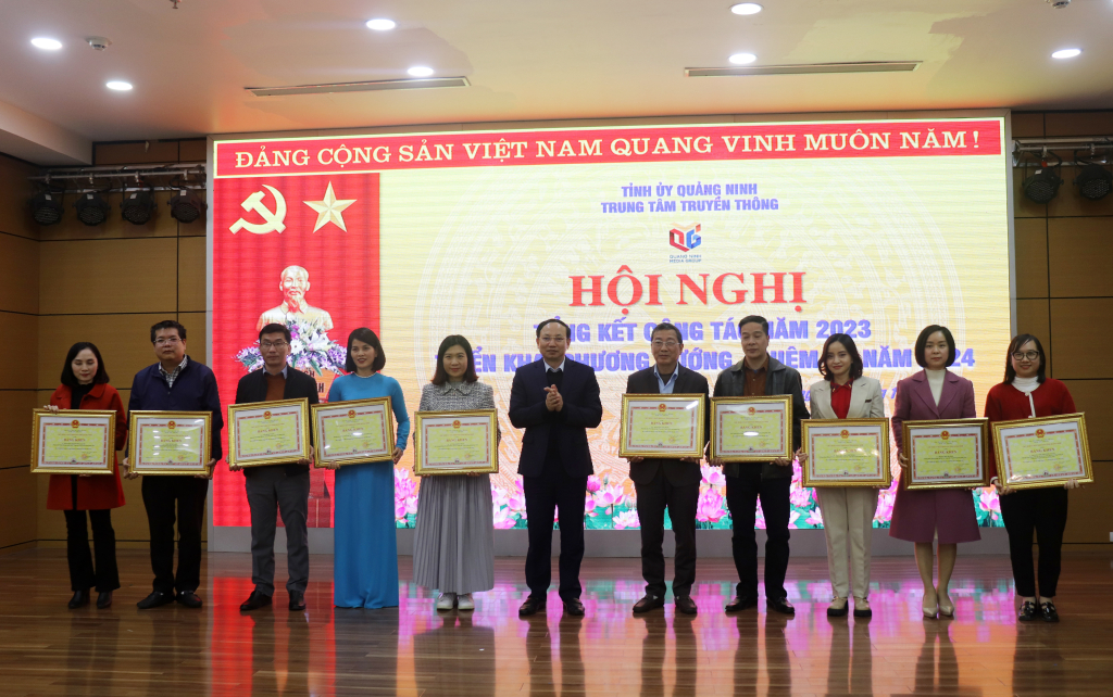 Đồng chí Nguyễn Xuân Ký, Ủy viên Trung ương Đảng, Bí thư Tỉnh ủy, Chủ tịch HĐND tỉnh, trao Bằng khen của UBND tỉnh cho các cá nhân có thành tích xuất sắc.