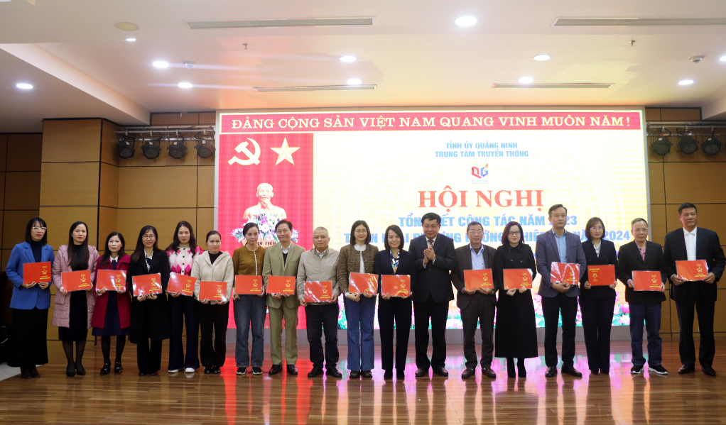 Đồng chí Mai Vũ Tuấn, Tổng biên tập, Giám đốc Trung tâm Truyền thông tỉnh trao Chiến sỹ thi đua cơ sở cho các cá nhân.