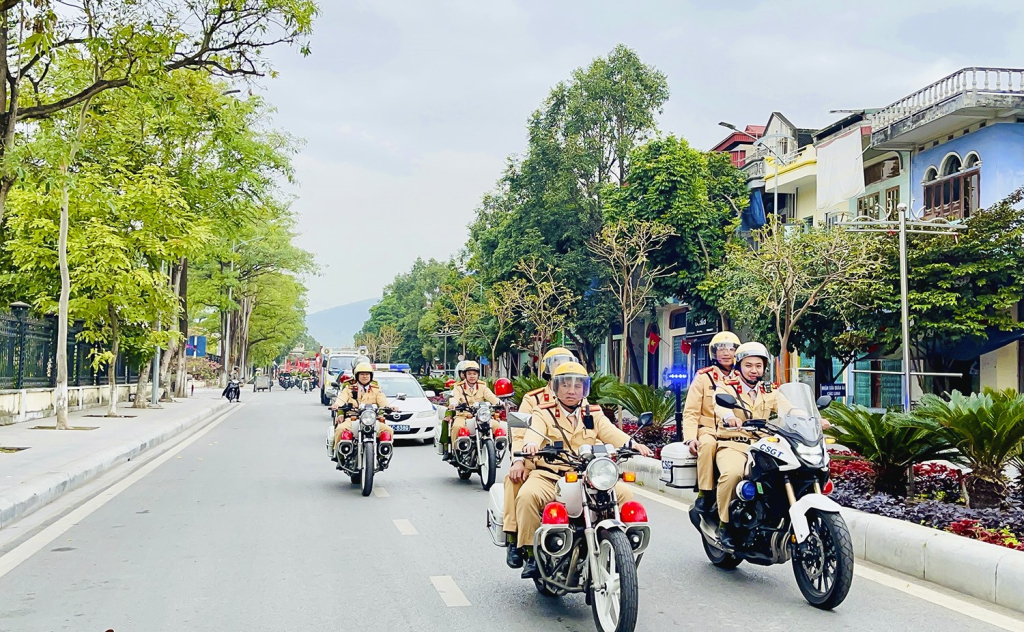 Công an TP Uông Bí ra quân ngay sau lễ phát động cao điểm tấn công, trấn áp tội phạm bảo đảm an ninh, trật tự Tết Giáp Thìn năm 2024. Ảnh: CTV