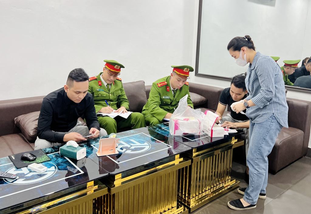 Công an TP Hạ Long tiến hành xét nghiệm chất ma túy trong cơ thể đối với các nữ nhân viên phục vụ tại các cơ sở kinh doanh dịch vụ giải trí trên địa bàn.