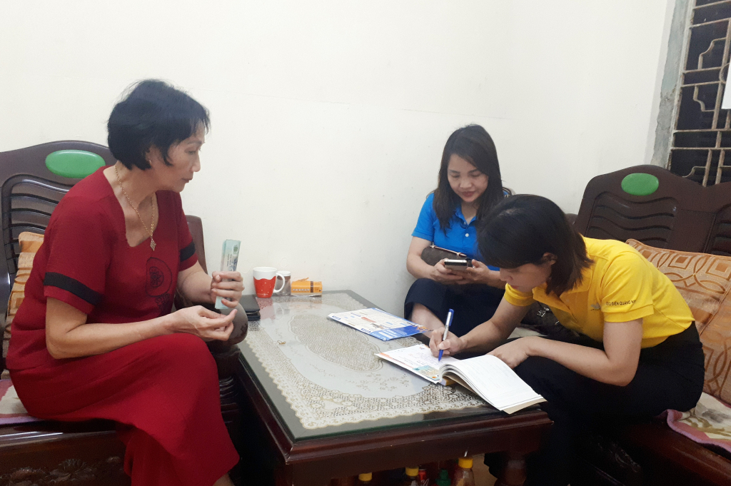 bà Nguyễn Thị Kim Oanh - người lao động tự do ở khu 2, phường Bạch Đằng, TP Hạ Long, đã đăng ký tham gia BHXH tự nguyện. Ảnh: Dương Trường