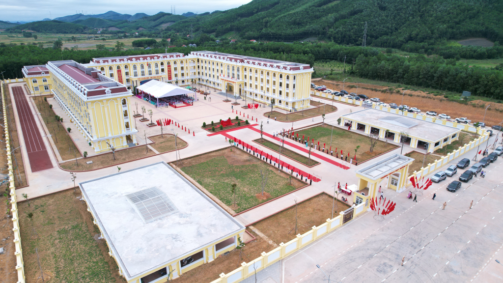 Trường THCS&THPT Quảng La (TP Hạ Long) vừa được khánh thành, đưa vào sử dụng.