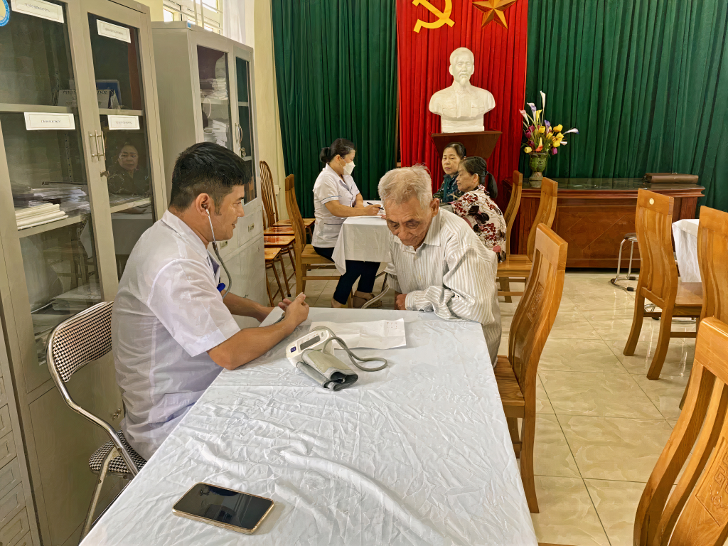 Trung tâm Y tế TX Quảng Yên phối hợp với Trạm Y tế xã Hoàng Tân tổ chức khám bệnh, kiểm tra sức khỏe cho NCT là các thương, bệnh binh trên địa bàn xã.