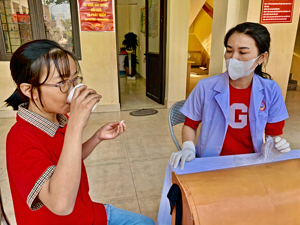 Trung tâm Y tế thị xá phối hợp với các trường Tiểu học trên địa bàn tẩy giun cho học sinh. (tháng 11/2023).
