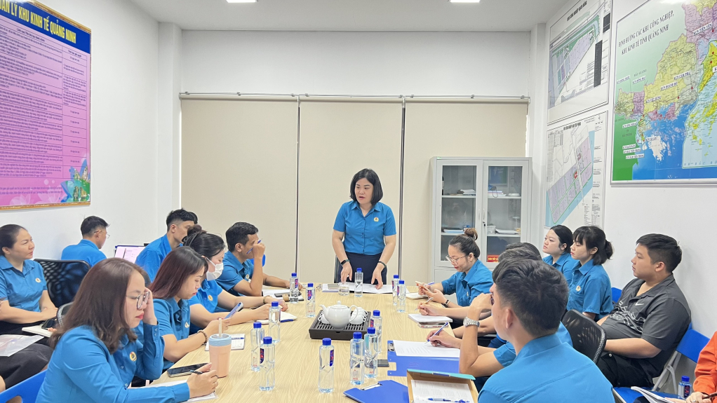 Lãnh đạo LĐLĐ thị xã Quảng Yên làm việc với công đoàn các doanh nghiệp trong KCN Đông Mai.