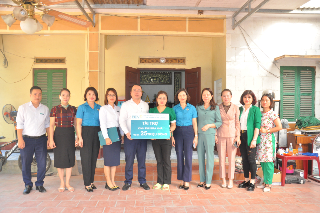 LĐLĐ Hạ Long phối hợp với Ngân hàng BIDV chi nhánh Hạ Long trao hỗ trợ sửa nhà cho giáo viên trường Mầm non Việt Hưng.