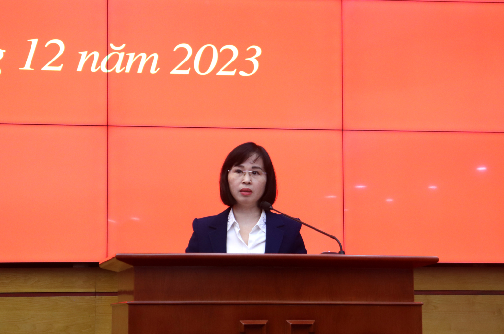 Đồng chí Trịnh Thị Minh Thanh, Phó Bí thư Thường trực Tỉnh ủy, trình bày Tờ trình của BTV Tỉnh ủy tại hội nghị.