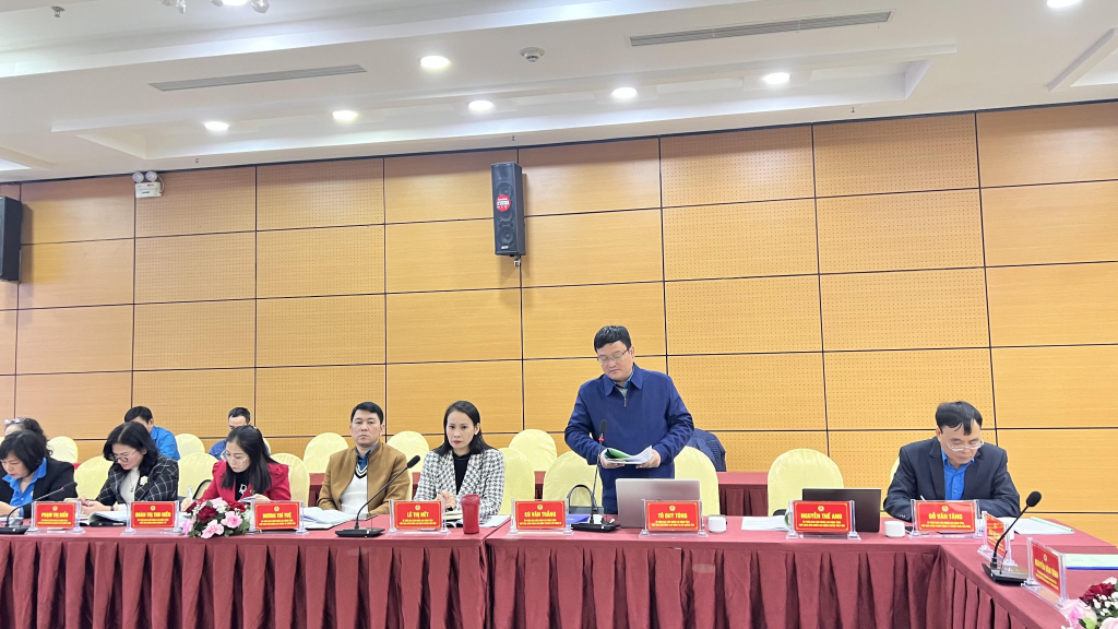 Đồng chí Tô Duy Tòng, Chủ tịch LĐLĐ thị xã Quảng Yên tham gia ý kiến tại hội nghị.