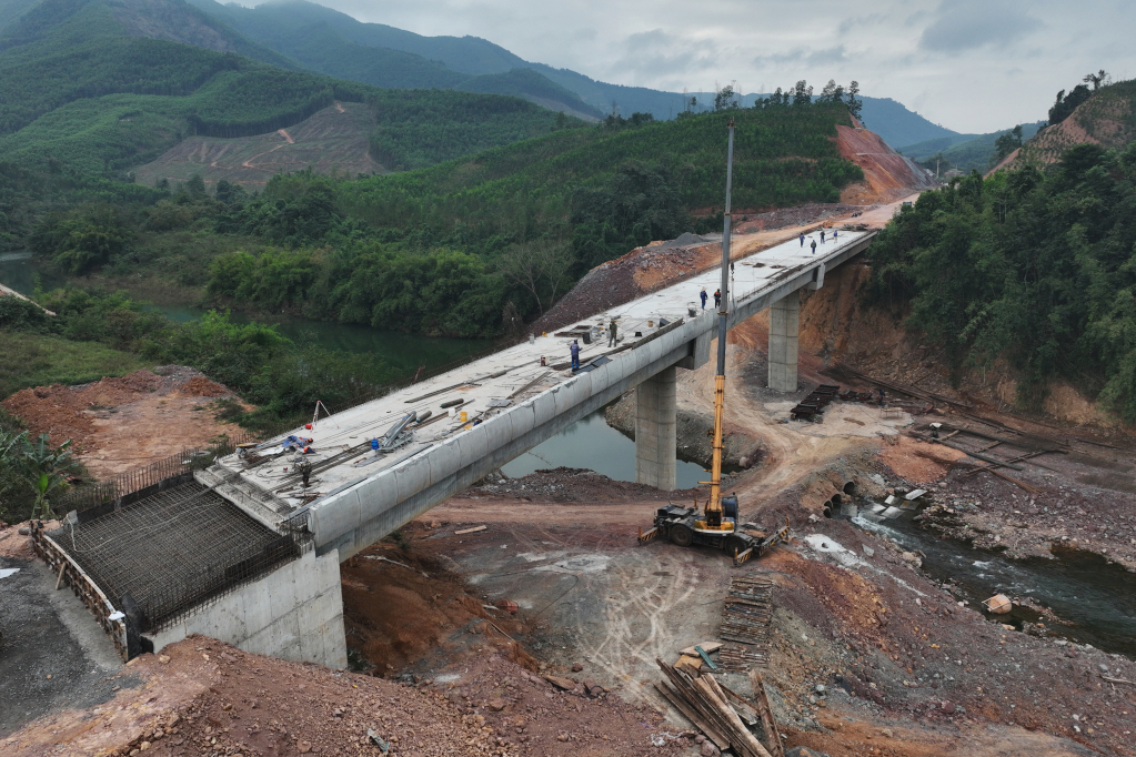 Thi công cầu trên tuyến đường tỉnh 342 qua địa bàn huyện Ba Chẽ.